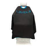 L3VEL3 Haarschneideumhang mit Gummikragen, Schwarz mit blauer Einfassung